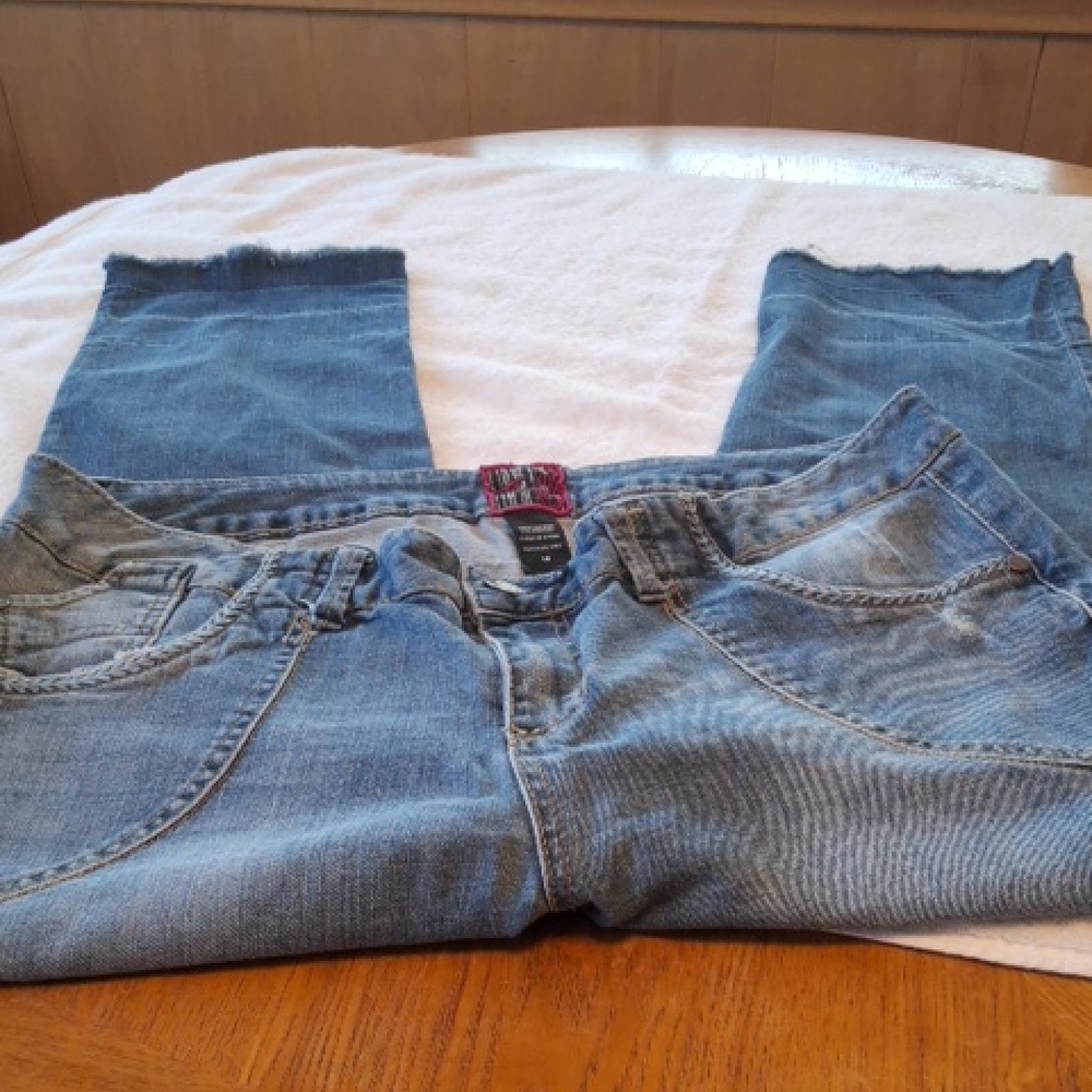 Torrid Women's distressed faded Capri blue jeans size 16 inseam 24 inches